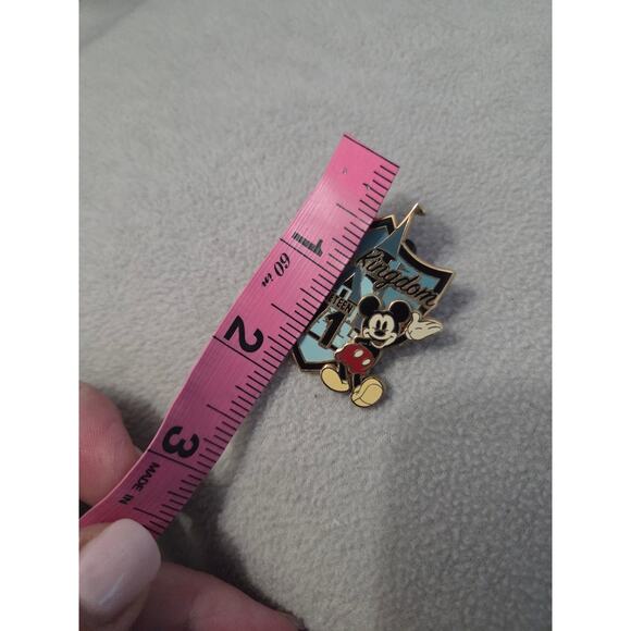 Disney World Magic Kingdom Mickey Mouse Trading Pin 1971 Castle Shield - Picture 4 of 4